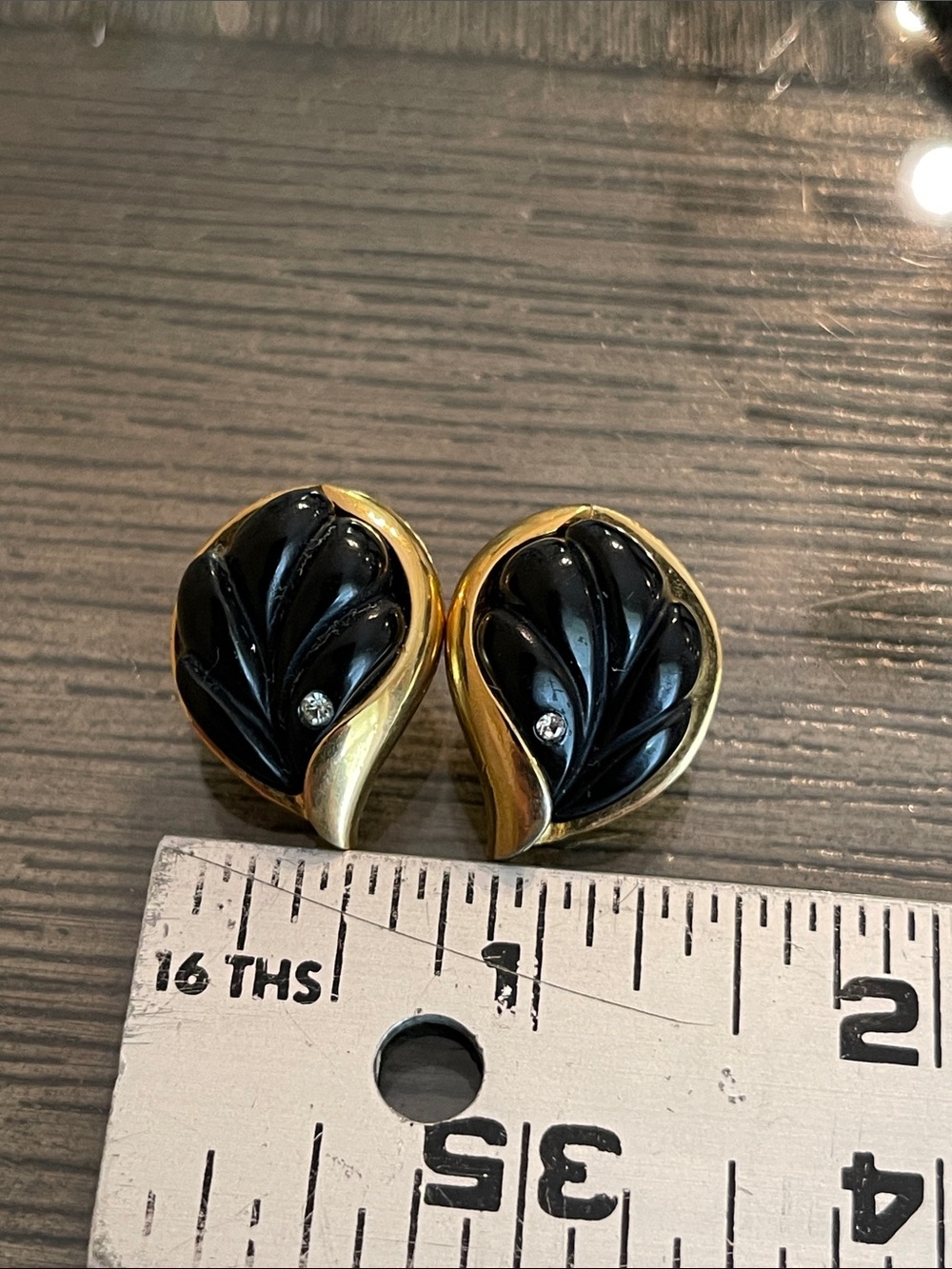 1980’s Givenchy Couture Faux Black Onyx Lucite Gold Plated Leaf Clip Earrings - Picture 15 of 17